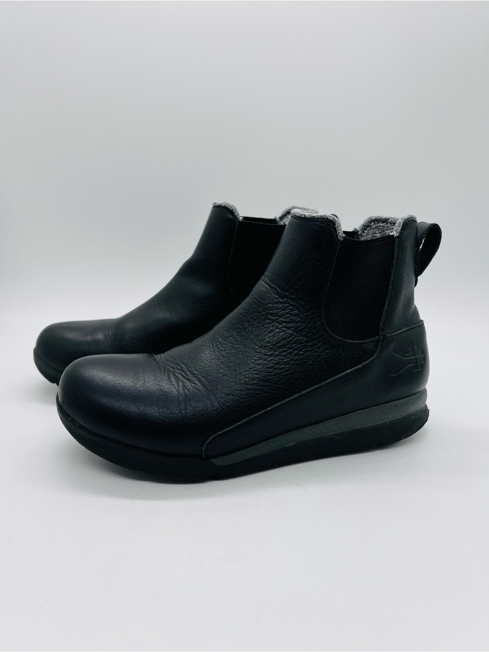 KURU Womenโs Black Leather Chelsea Ankle Boots with Plush Collar Size 7
